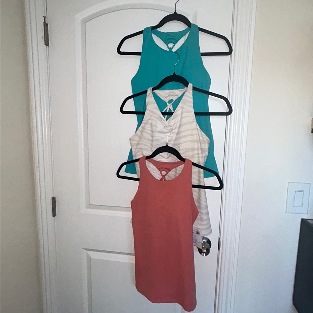 Old Navy bundle powersoft strappy racerback shelf bra Tank Tops - one NWT